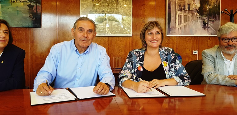 L'alcalde Llorca i la consellera Vergés, rubricant l'acord, aquest matí a l'edifici de l'ajuntament