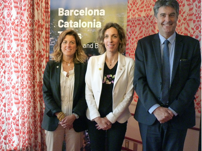 (D'esquerra a dreta) La directiva del Barça Marta Plana, la consellera Àngels Chacón i el comissionat de l'Ajuntament de Barcelona Lluís Gómez