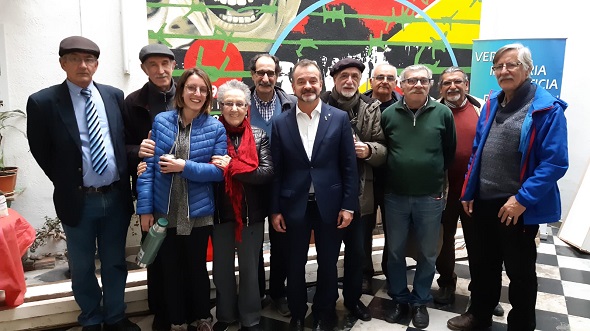 El conseller Alfred Bosch amb els organitzadors de la conferència a la seu de Crysol, a Montevideo