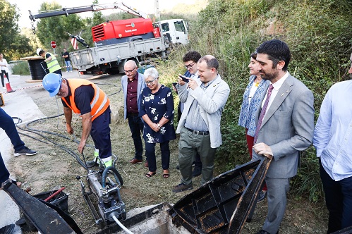 El conseller Puigneró amb l'alcaldessa de Taradell durant la visita a les obres de desplegament de fibra òptica al municipi
