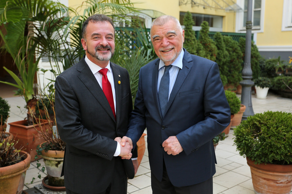     L'expresident de Croàcia Stjepan Mesic impulsarà la creació d'un comitè de suport als presos polítics catalans 