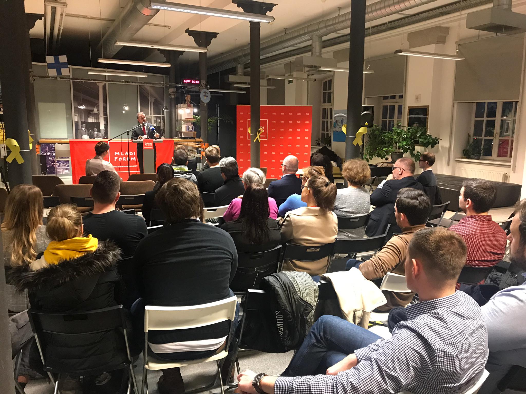 Bosch durant la seva conferència al Fòrum jove del partit socialdemòcrata eslovè