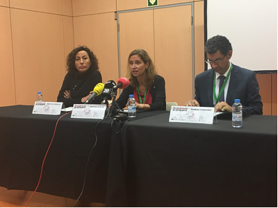 La dir gral de Comerç, Muntsa Vilalta, amb el pt de la FEFIC, Ramon FErrando, i la tinenta d'alcaldessa de Sabadell, Montse Gonzalez