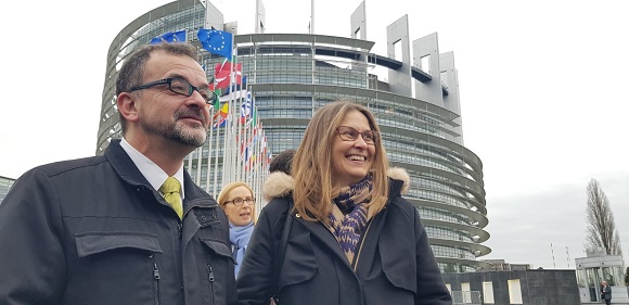 El conseller Alfred Bosch i la delegada Meritxell Serret, davant la seu del Parlament Europeu a Estrasburg.