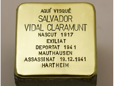Llamborda Stolperstein dedicada al deportat Salvador Vidal i Claramunt, assassinat al castell de Hartheim el 19-12-1941 (Foto: Miquel Tres/Ajuntament de Sabadell).