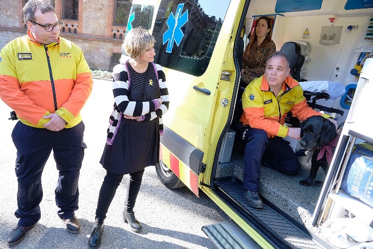 Un moment de l'explicació del sistema, aquest matí, davant de l'edifici del Departament de Salut. Un moment de l'explicació del sistema, aquest matí, davant de l'edifici del Departament de Salut.