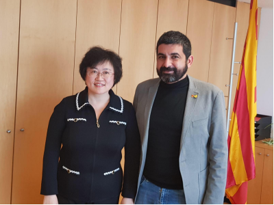 El conseller de Treball, Afers Socials i Famílies, Chakir el Homrani i la Cònsol General de Xina a Barcelona, Lin Nan, es van reunir ahir a Barcelona