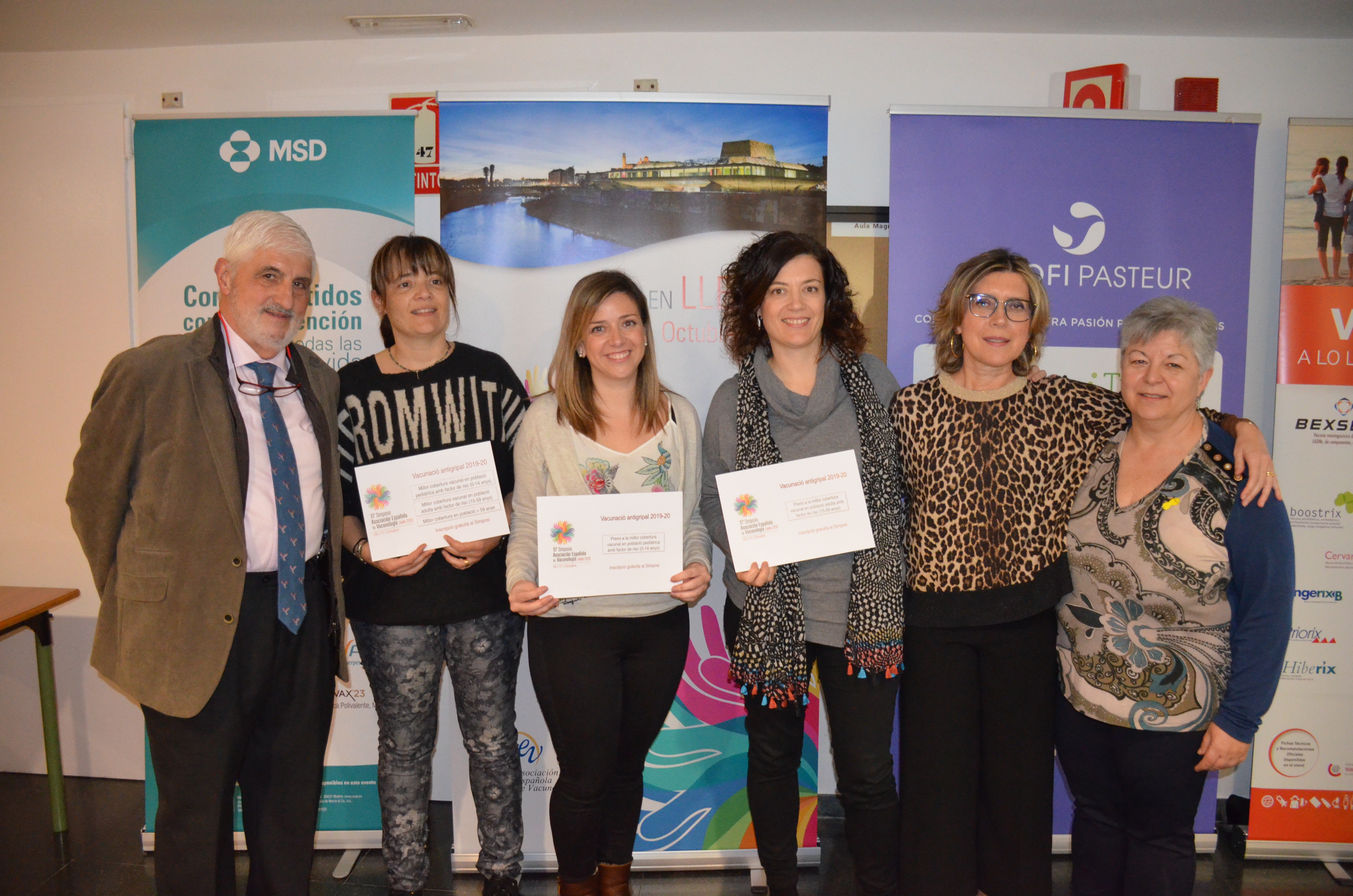 Fotografia dels equips d'atenció primària de les regions sanitàries Lleida i Alt Pirineu i Aran, premiats amb les millors cobertures de vacunació antigripal