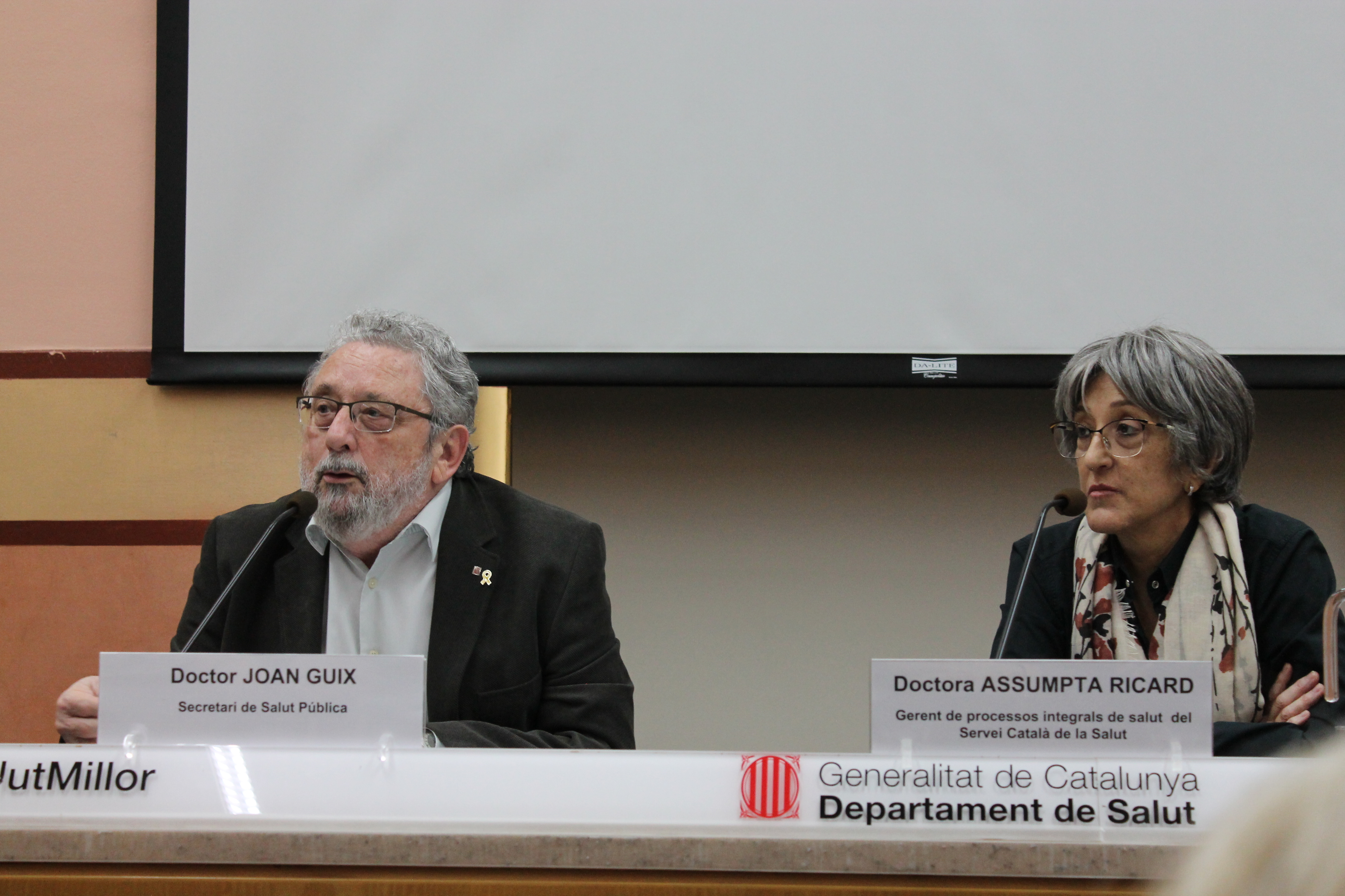El secretari de Salut Pública, el Dr. Joan Guix, i la Dra. Assumpta Ricard, gerent de processos integrals de salut del Servei Català de la Salut.
