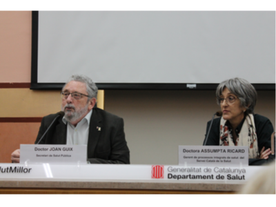 El secretari de Salut Pública, el Dr. Joan Guix, i la Dra. Assumpta Ricard, gerent de processos integrals de salut del Servei Català de la Salut.