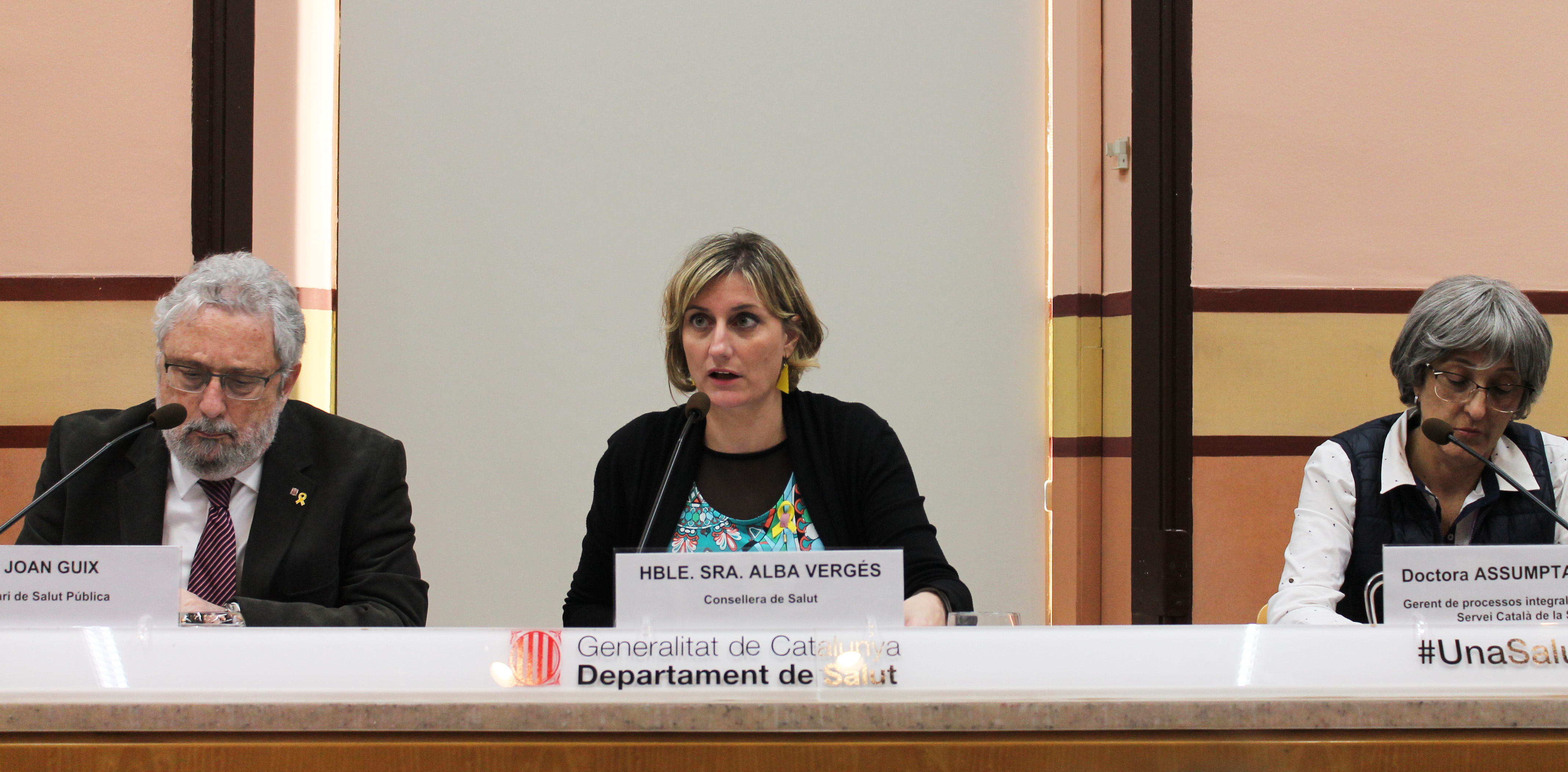 La consellera de Salut, Alba Vergés, amb el secretari de Salut Pública, Joan Guix, i la gerent de processos integrals de salut del Servei Català de la Salut, Assumpta Ricart.