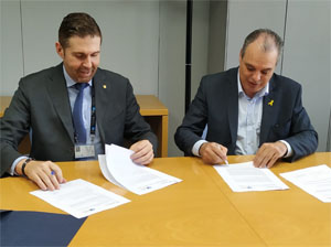 El president de la Comunitat d'Usuaris de la Cubeta d'Abrera i el director de l'ACA durant l'acte de signatura. 