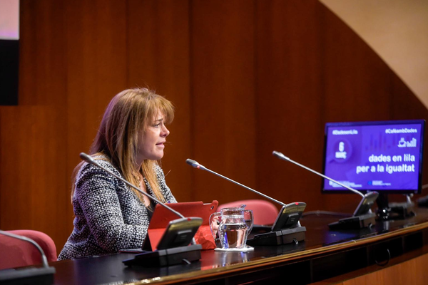 Núria Espuny al Cafè amb Dades de dades en lila