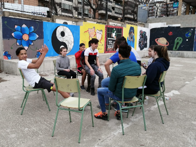 Joves en una activitat lúdica Joves en una activitat lúdica