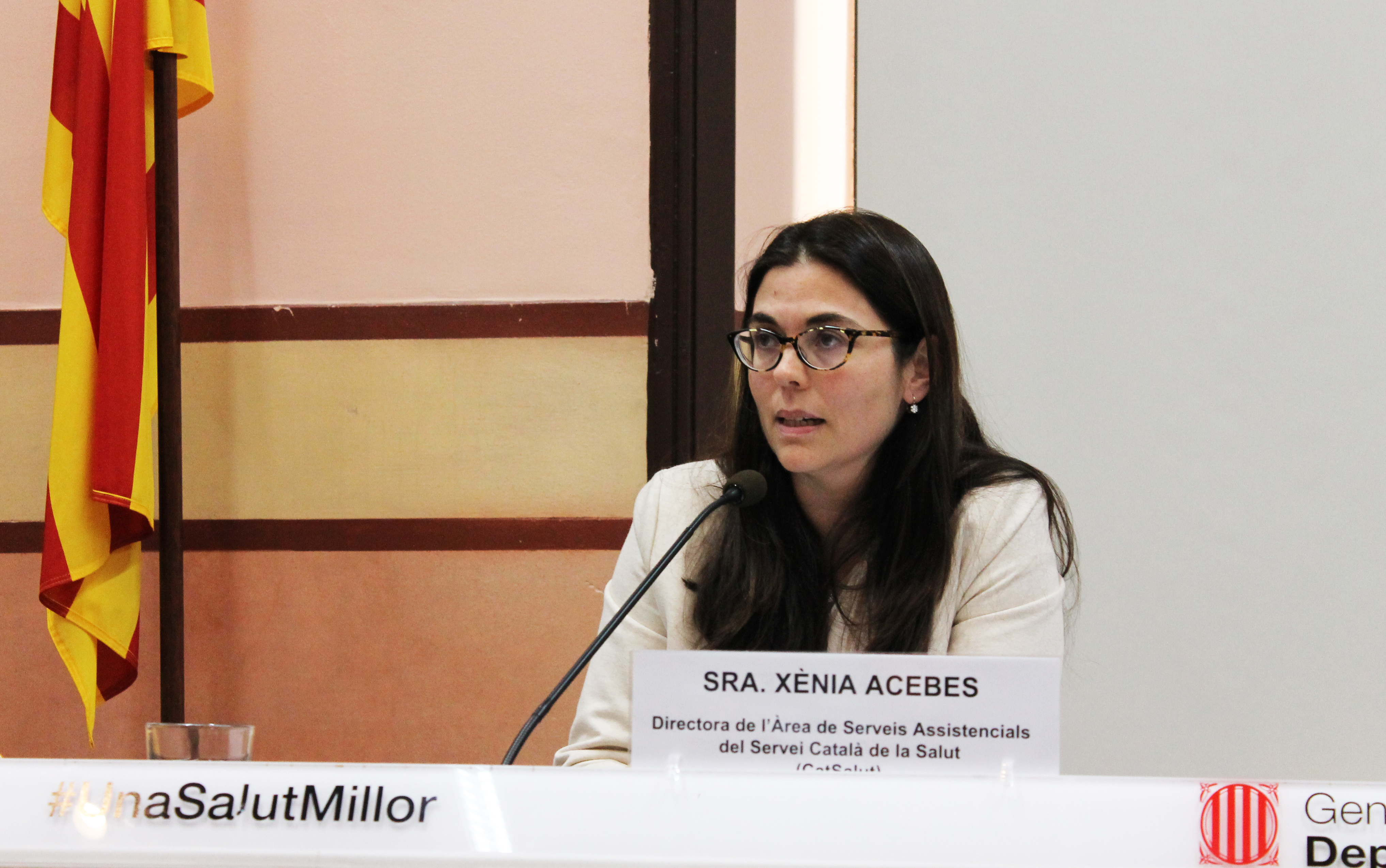 La directora de l'Àrea Sanitària del Servei Català de la Salut, Xènia Acebes, durant la roda de premsa.