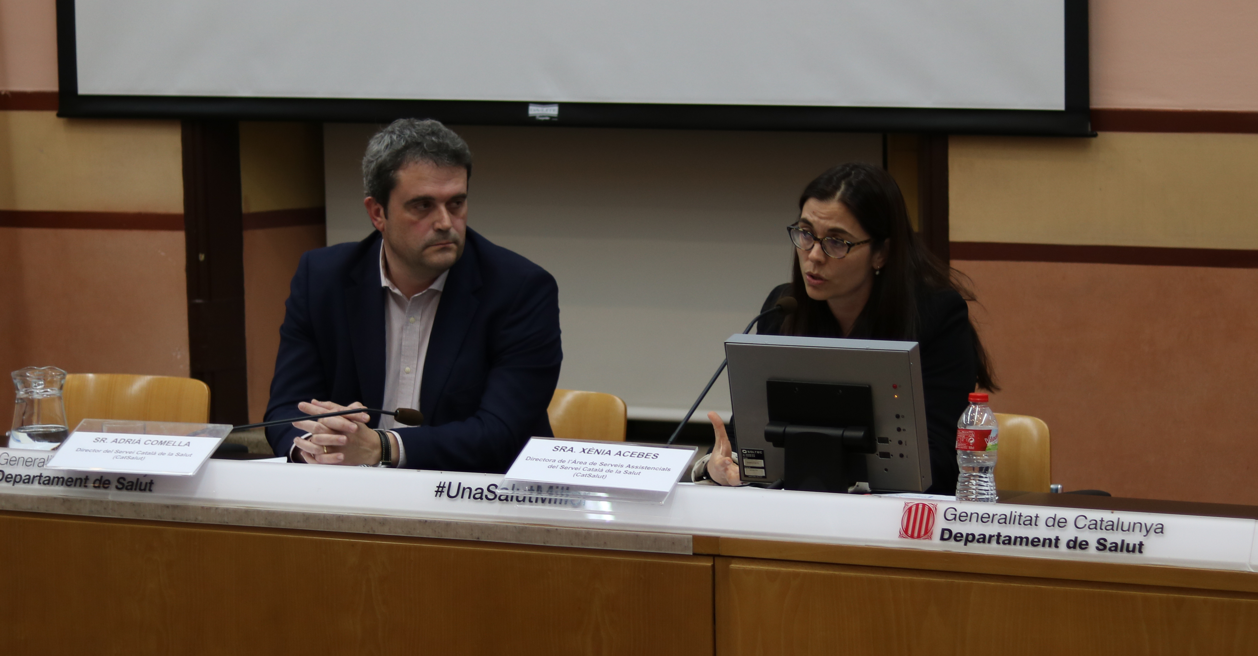 El director del Servei Català de la Salut, Adrià Comella, i la directora de l'Àrea Assistencial del CatSalut, Xènia Acebes