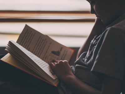 Un nen llegint un llibre