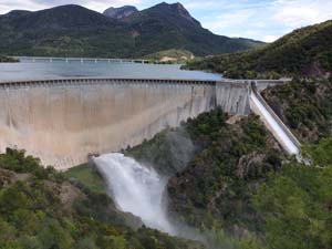Embassament de la Baells, durant unes maniobres, a finals d'abril. Embassament de la Baells, durant unes maniobres, a finals d'abril.