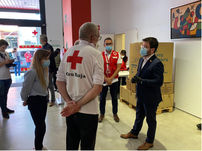 El vicepresident Aragonès i el conseller El Homrani durant la visita a la Creu Roja
