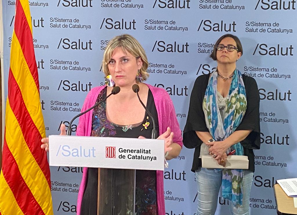 La consellera Vergés, amb la coordinadora de les residències i directora assistencial de l'atenció primària de l'Institut Català de la Salut, Yolanda Lejardi, aquest migdia.