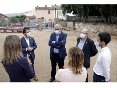 El vicepresident Aragonès i el conseller Bargalló durant la visita a l'escola de Breda