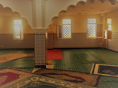 Imatge de l'interior d'una mesquita.