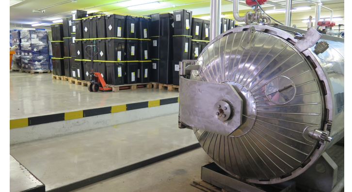 Contenidors sanitaris i maquinària per al procés d'autoclau.