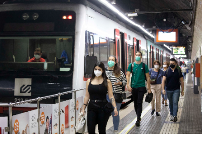 Persones usuàries d'FGC surten del tren a l'estació de Plaça Espanya.