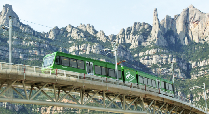 El Cremallera de Montserrat amb la muntanya al fons. El Cremallera de Montserrat amb la muntanya al fons.