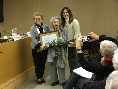 D'esquerra a dreta Mº Rosa Llurba Caparó, Presidenta CNDE; Mª Lluïsa Oliveda Puig; Laura Martínez Portell, presidenta ICD.
Acte de lliurament del títol de membre honorífica del CNDC. Desembre 2019
D'esquerra a dreta Mº Rosa Llurba Caparó, Presidenta CNDE; Mª Lluïsa Oliveda Puig; Laura Martínez Portell, presidenta ICD.
Acte de lliurament del títol de membre honorífica del CNDC. Desembre 2019
