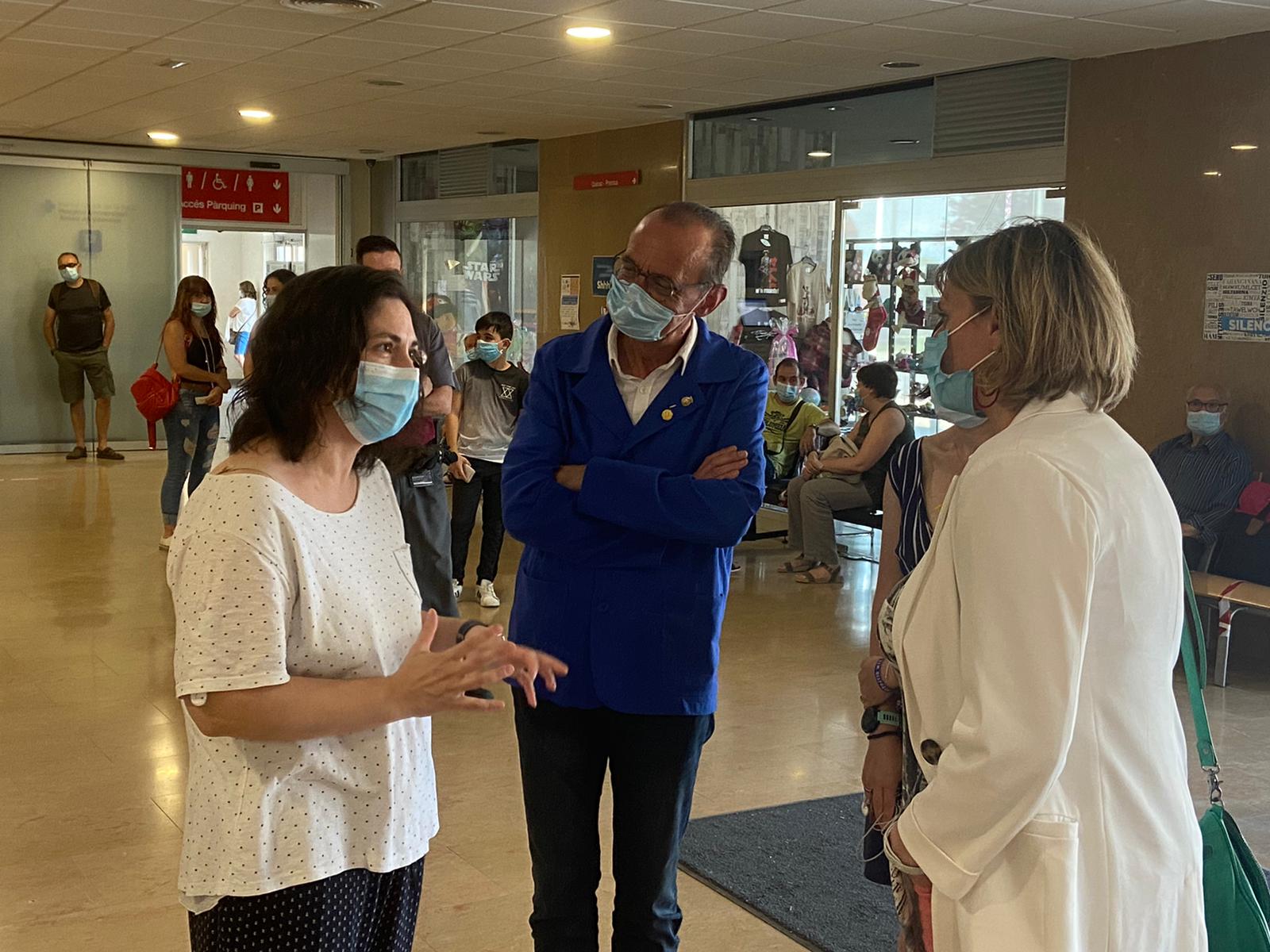 La consellera Vergés i l'alcalde de Lleida, durant la seva visita a l'Hospital Universitari Arnau de Vilanova