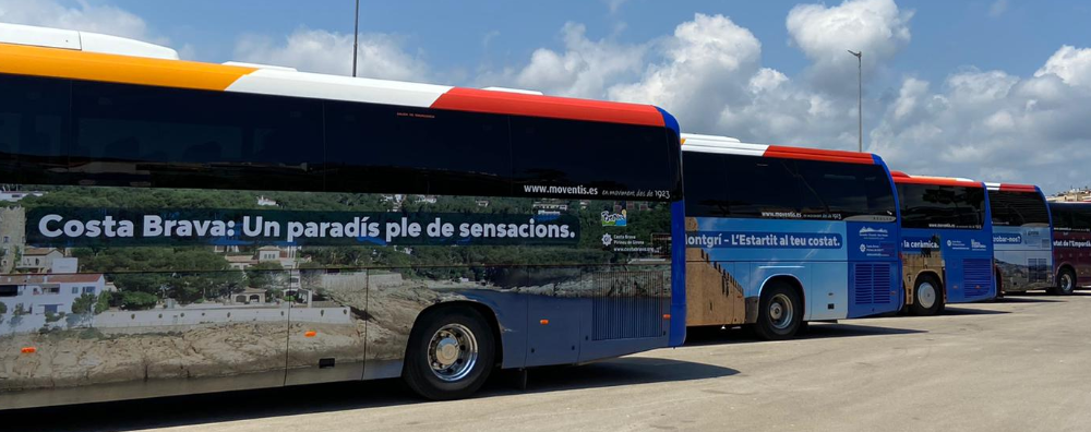 Flota d'autobusos amb les imatges de la campanya