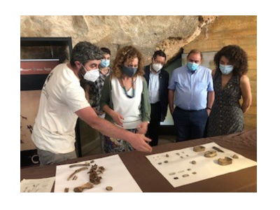 Els arqueòlegs expliquen els resultats de les excavacions a la consellera Capella