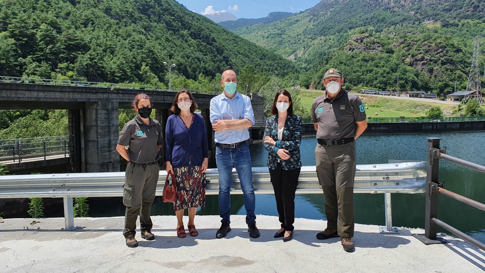 Foto després de la signatura del conveni a l'Embassament de la Torrassa