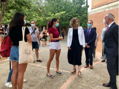 La consellera Chacón en el transcurs de la visita a l'IES Cap Norfeu, a Roses La consellera Chacón en el transcurs de la visita a l'IES Cap Norfeu, a Roses