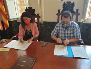 La secretària de Medi Ambient i l'alcalde, durant l'acte de cessió.  