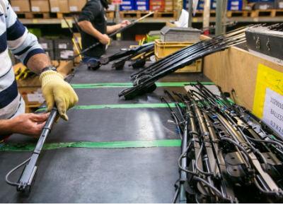 Taller productiu d'automoció del Centre d'Iniciatives per a la Reinserció (CIRE), al Centre Penitenciari Brians 2 Taller productiu d'automoció del Centre d'Iniciatives per a la Reinserció (CIRE), al Centre Penitenciari Brians 2