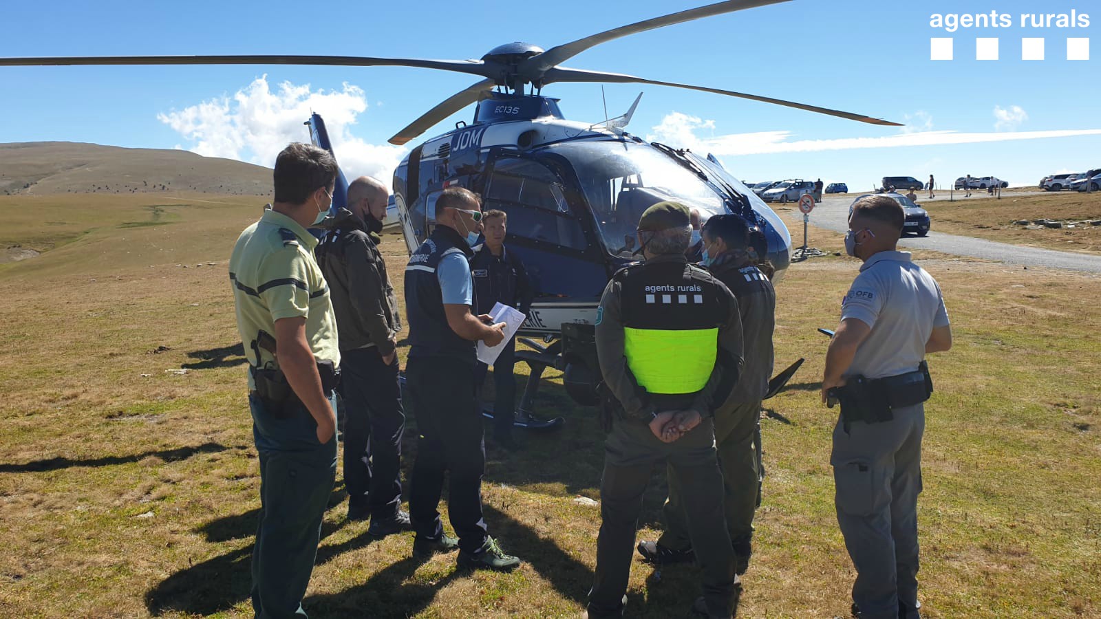 Agents coordinant les actuacions amb l'helicòpter de la Gendarmerie