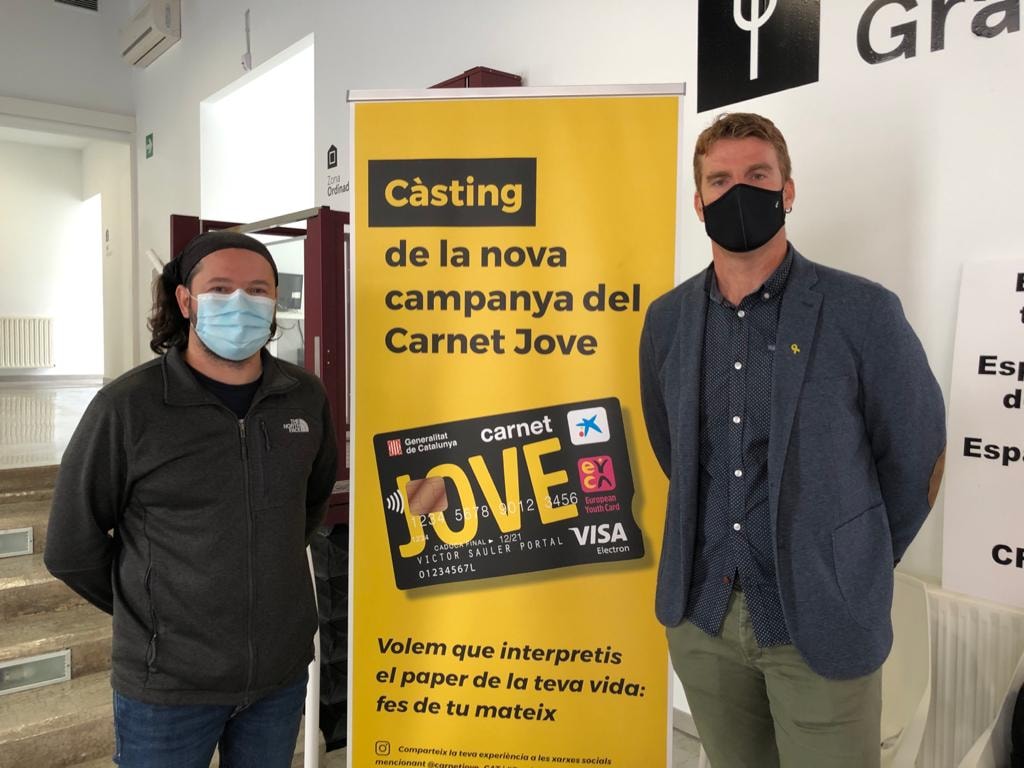 El coordinador de Joventut de les Terres de l'Ebre, Joan L. Barberà, i el regidor de Joventut i Identitat de la Ràpita, Rafel Balagué, en el càsting del Carnet Jove 2021
