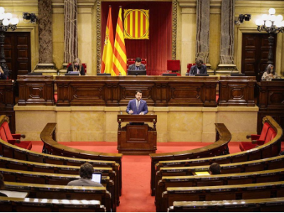 El vicepresident Aragonès durant la presentació del Decret llei al Parlament