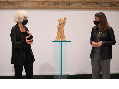 L'artista Carme Solé i la consellera Meritxell Budó amb l'escultura 