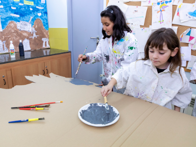 Unes nenes a un taller de pintura