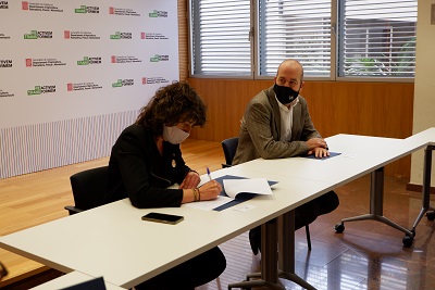  La consellera Teresa Jordà signant l'acord de jubilació dels Agents Rurals