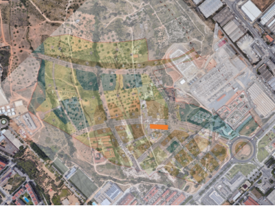 Vista aèria dels terrenys on s'ubicarà la nova promoció d'habitatges de Viadecans, al Baix Llobregat.