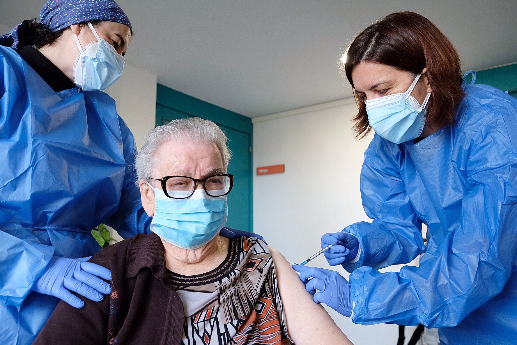 La primera persona vacunada contra la Covid-19 a Catalunya, Josefa Pérez, rep la segona dosi