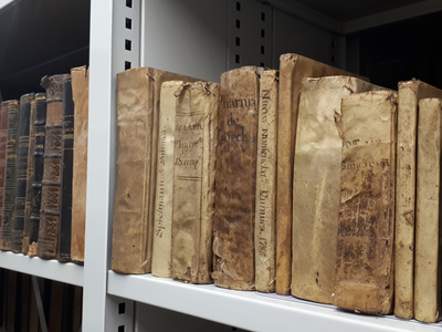 Llibres del fons bibliogràfic de la Farmàcia de l'antic Hospital de Santa Caterina Llibres del fons bibliogràfic de la Farmàcia de l'antic Hospital de Santa Caterina