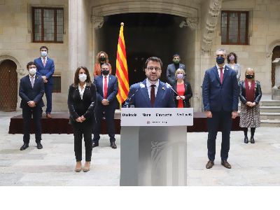 El vicepresident Aragonès, la consellera Budó i el conseller Solé amb altres membres del Govern. Autor: Rubén Moreno