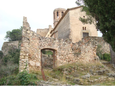 Vista del castell de Gelida des de l'accés del cementiri.