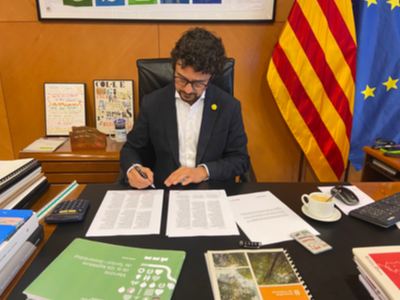 El conseller Calvet, signant la renovació del memoràndum d'entesa amb ONU-Hàbitat