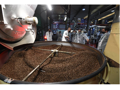 El conseller Tremosa durant la visita Cafès Novell